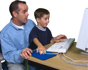 enfant sur un ordinateur